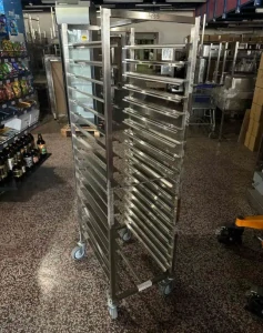 Nerezové vozíky na plechy