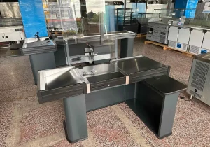Pokladní box s nepojízdným pásem a úzkým skluzem