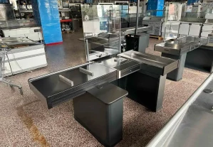 Pokladní box s nepojízdným pásem a širokým skluzem
