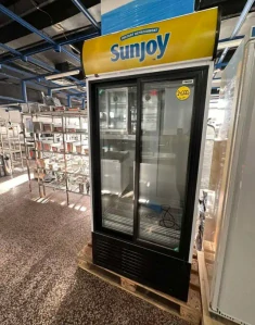 Lednice s posuvnými dveřmi a reklamou