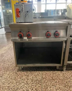 Indukční sporák se čtyřmi hořáky