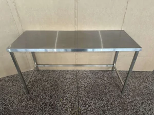 Nerezový stůl do prostoru