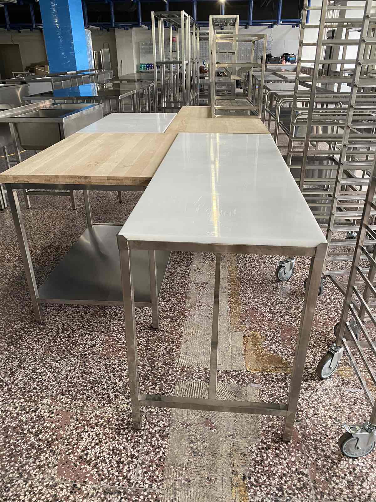 Nerezový stůl s polyetylénem