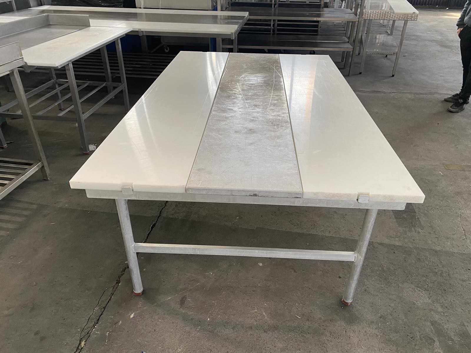 Hliníkový stůl s polyetylenovou deskou