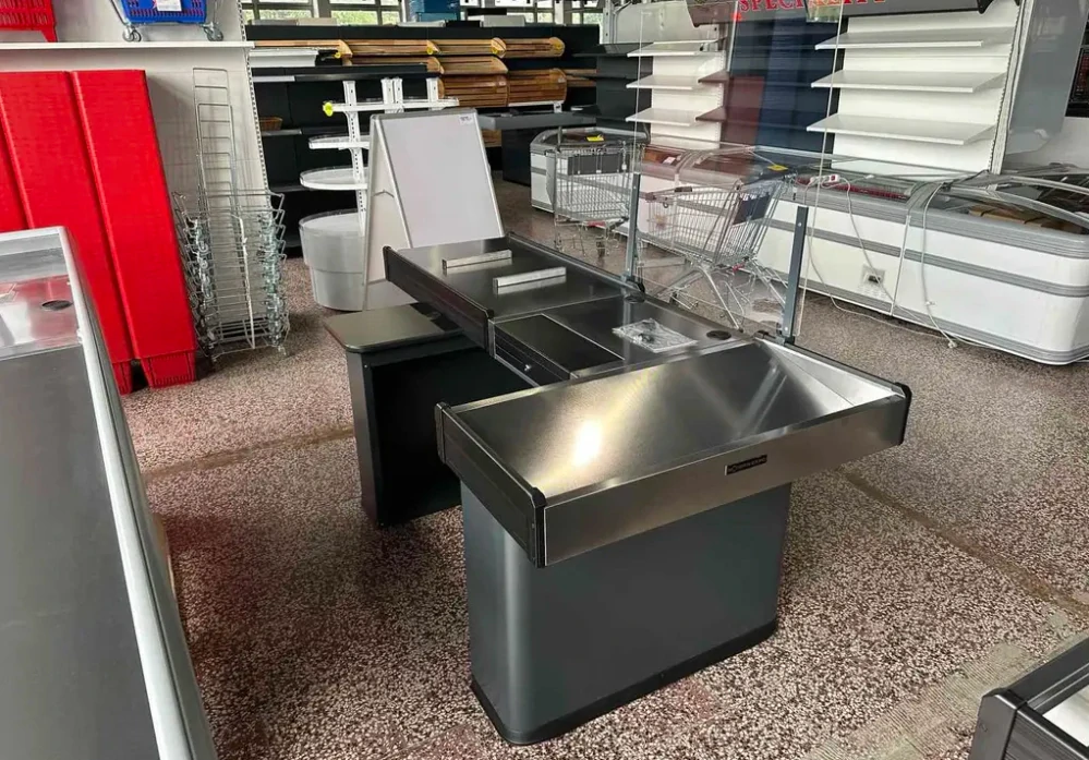 Pokladní box s nepojízdným pásem a širokým skluzem