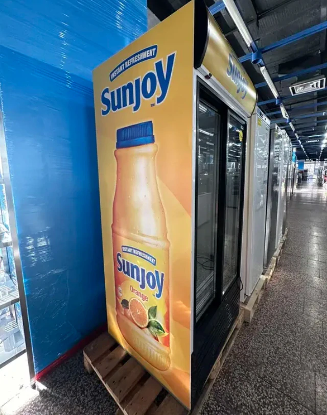 Lednice s posuvnými dveřmi a reklamou