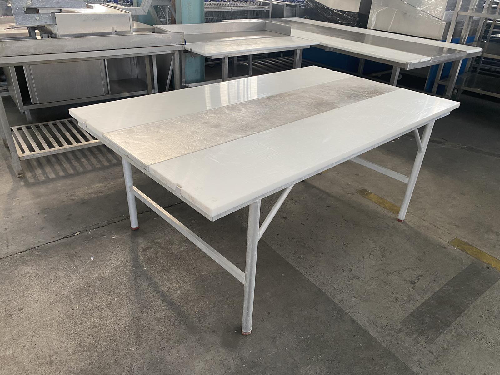 Hliníkový stůl s polyetylenovou deskou