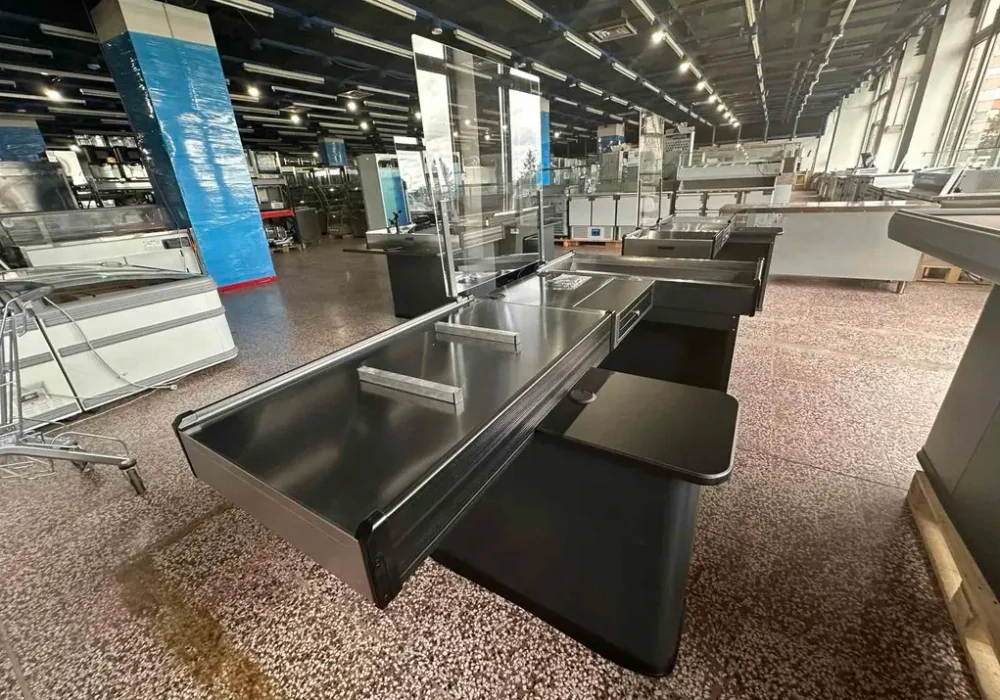 Pokladní box s nepojízdným pásem a širokým skluzem