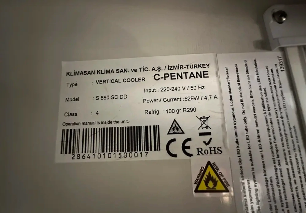 Lednice s posuvnými dveřmi a reklamou