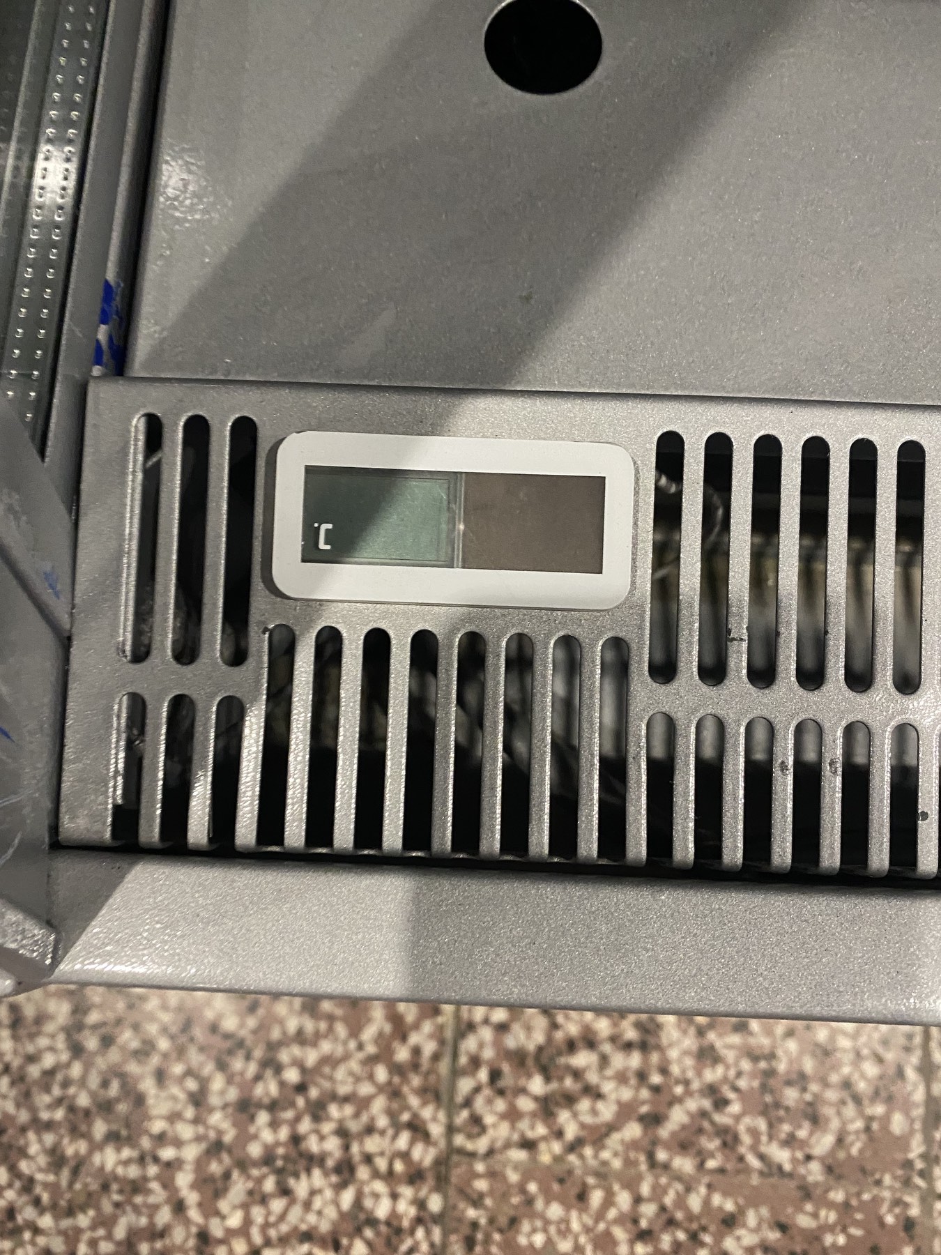 Chladicí vitrína přístěnná šedá 71х64х134cm