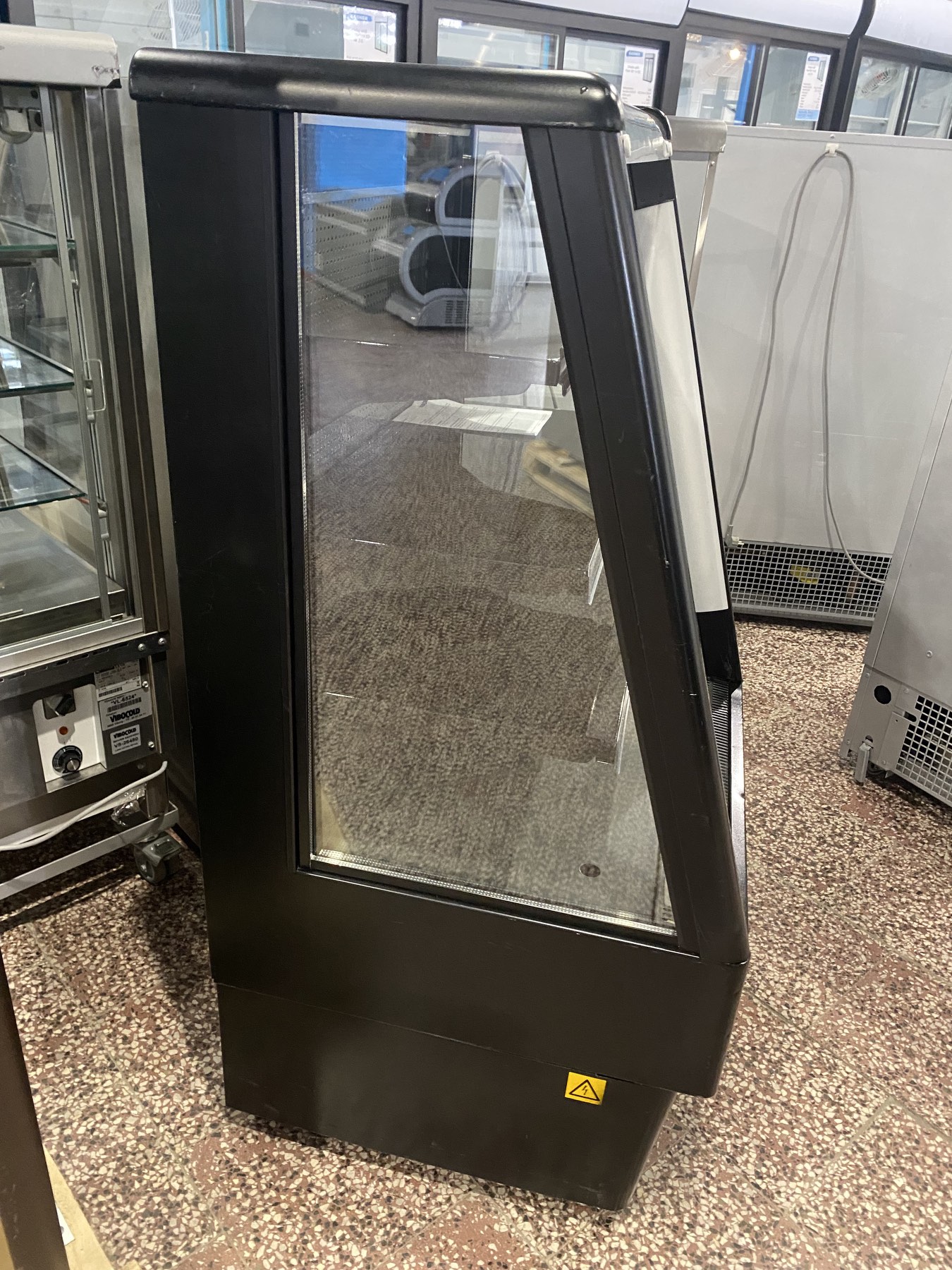Chladicí vitrína přístěnná černá 71х64х134cm