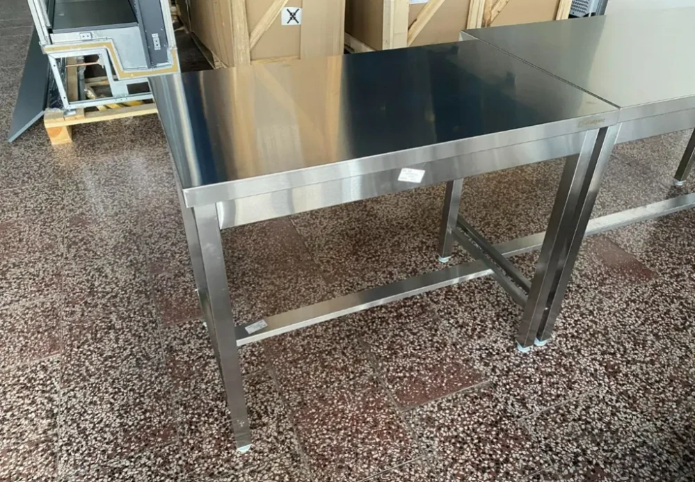 Nerezový stůl prostorový (délka 60-200cm)