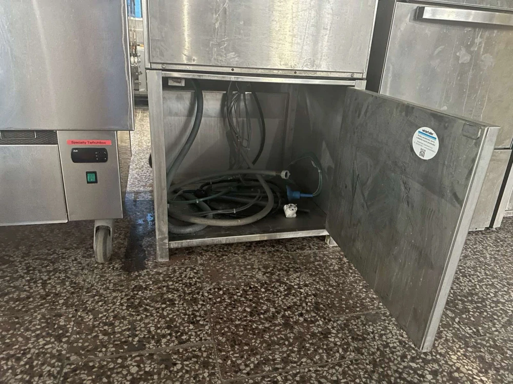 Myčka nádobí s podstavcem Winterhalter UC-XL