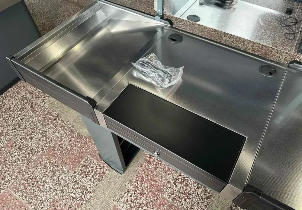 Pokladní box s nepojízdným pásem a úzkým skluzem