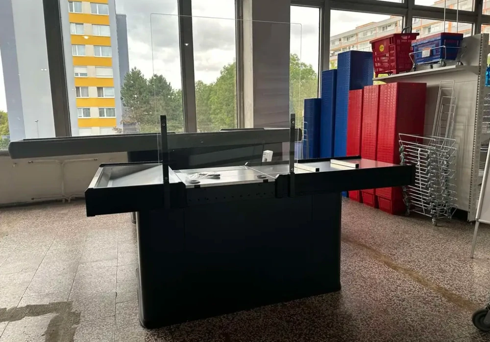 Pokladní box s nepojízdným pásem a širokým skluzem