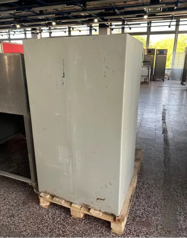 Světlý trezor malý 75,5x64,5x130cm