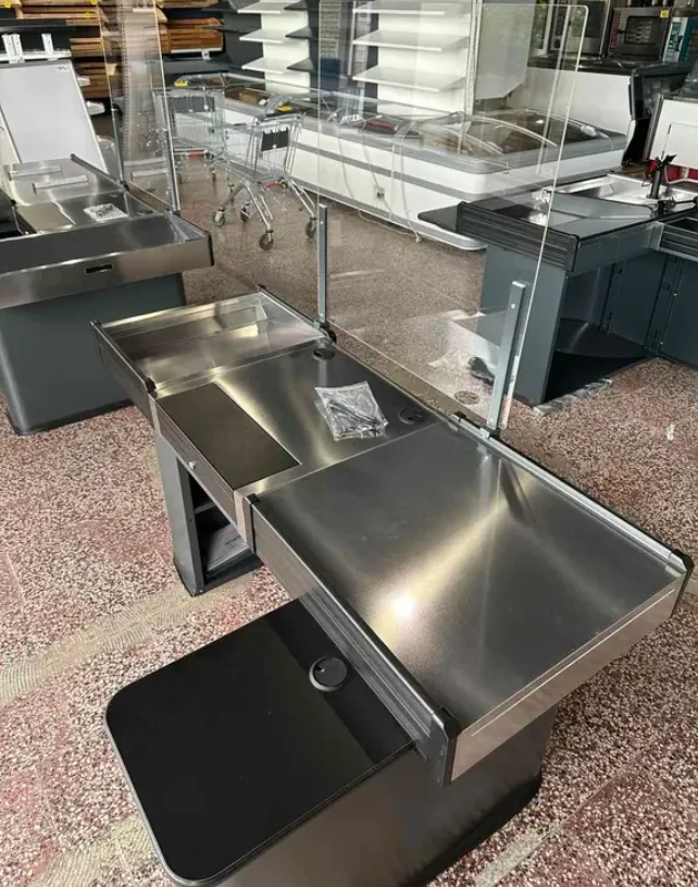 Pokladní box s nepojízdným pásem a úzkým skluzem