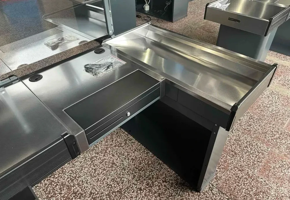 Pokladní box s nepojízdným pásem a širokým skluzem