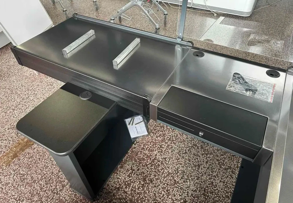 Pokladní box s nepojízdným pásem a širokým skluzem